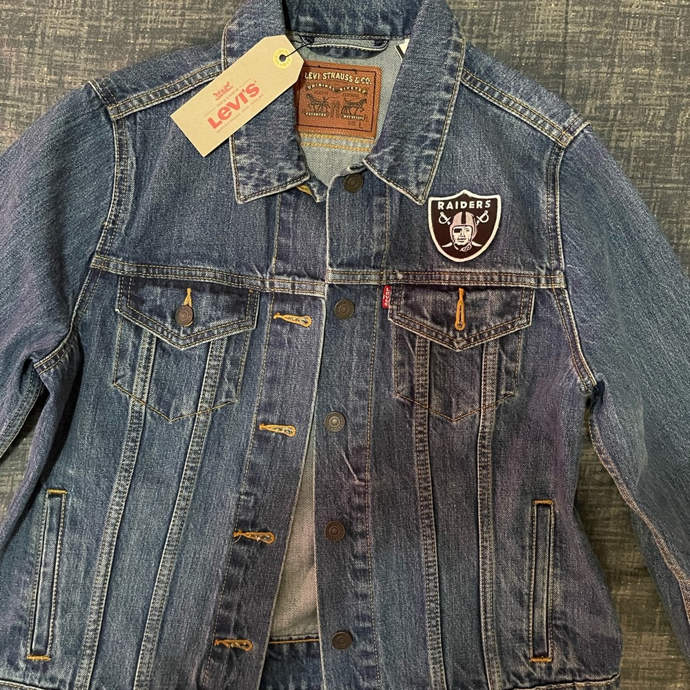 Unisex Levi’s Jackets
Licensed NFL, NBA and MLB Sport Teams Levi Jackets $75 - Picture 9 of 9